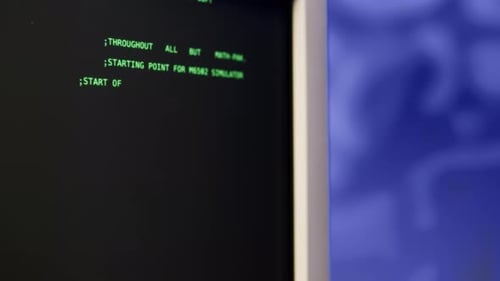 PC rétro avec console de chargement à code, programmeur, création de scripts, écran de base vert, ancien studio informatique