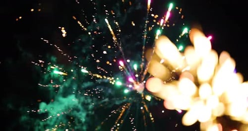 Fogos de artifício no céu noturno durante a celebração do cartão de Natal do Ano Novo ou da Independência. Cor abstrata