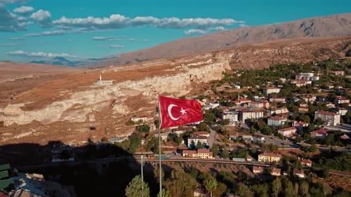 Türkische Flagge, Himmel und Stadt