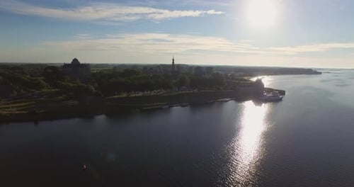 Vue aérienne : Les environs et la ville historique/touristique de Veere, aux Pays-Bas.
