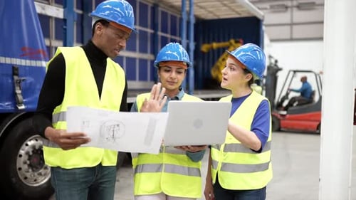 Fabrikarbeiter oder Techniker, die für die Überprüfung und Analyse neu eingetroffener Waren arbeiten, verwenden einen Laptop und