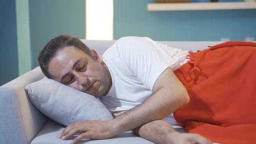 Un homme ronfle pendant son sommeil.