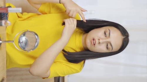 Vertical video of Hair Fractures.
