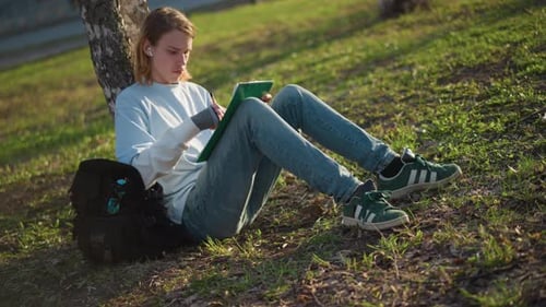 Junge Menschen, die inmitten natürlicher Umgebung studieren Junge Studierende fleißig