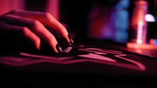 Junge Frau spielt Videospiele mit Maus und Tastatur