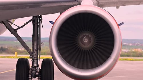 Riesiges Flugzeugtriebwerk, Nahaufnahme, sich vorwärts bewegt, Hitzedunst, fernes Flugzeug, das sich dahinter aufstellt