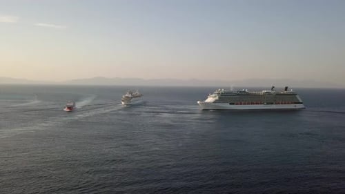 Imágenes aéreas del tráfico portuario, incluida la Celebrity Reflection