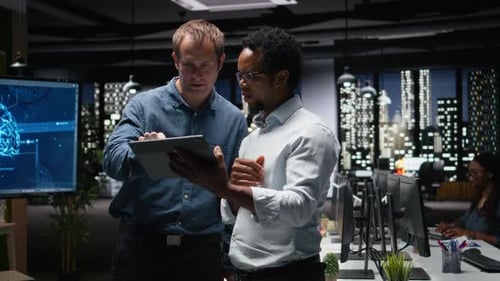 Ingenieure entwickeln Algorithmen für künstliche Intelligenz im modernen Büro