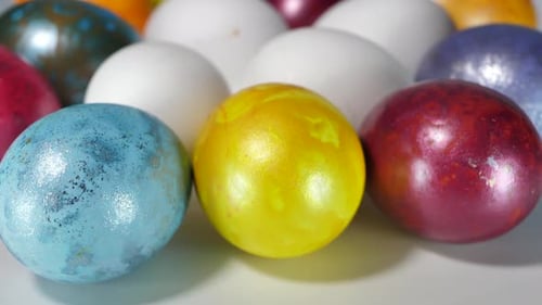 Farbige Eier drehen sich in einem Korb. Ostereier in allen Farben