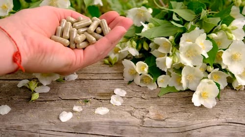 Foco seletivo de óleo essencial de jasmim e flores