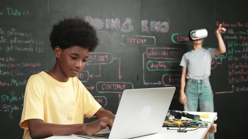Studentisches Programmier- und Codierungssystem, während Mädchen das Metaversum betreten. Erbauung