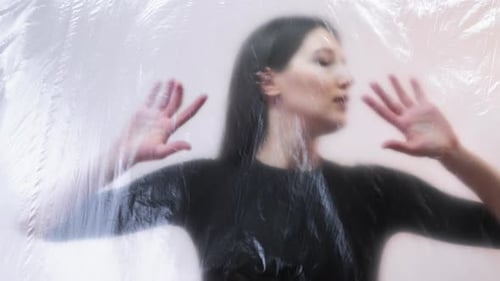 Mujer discriminada, desenfocada, ansiosa, dama, escape