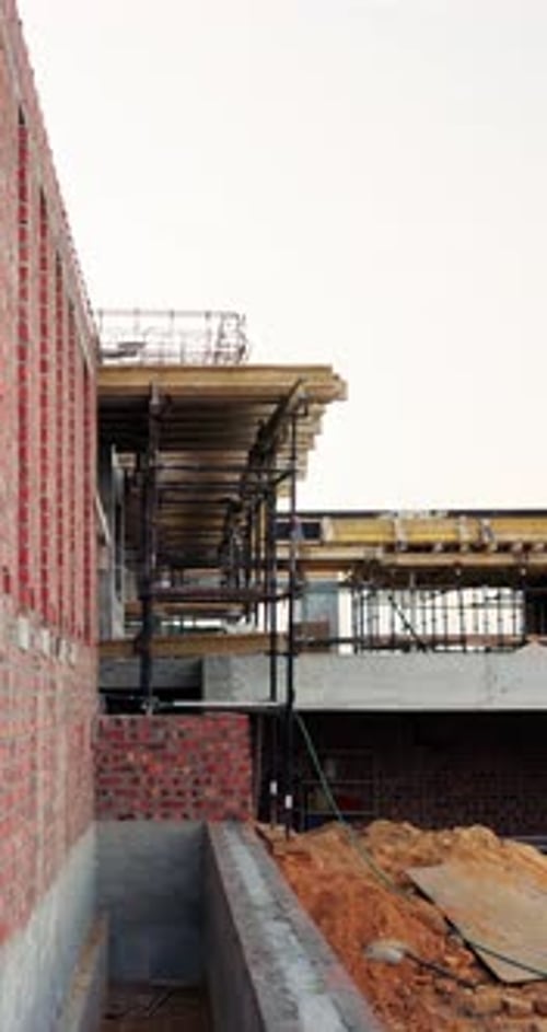 Construcción, remodelación o sitio de construcción con andamios, área vacía o mejora de la estructura