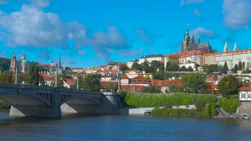 Castillo de Praga y puente de Manes sobre el río