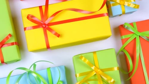Hintergrund mit Weihnachtsgeschenkboxen in verschiedenen Farben mit Bändern und Schleifen oder Geschenken auf Weiß
