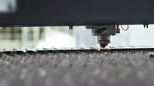 Eine Lasermaschine mit der Präzision eines Roboters wird verwendet, um die notwendigen Teile präzise aus einem