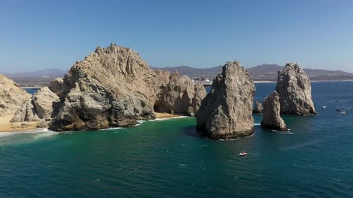 Fotografía de un Zumbido de los acantilados marinos naturales de Playa del Amor y El Arco con barcos en el océano en Cabo San Luca