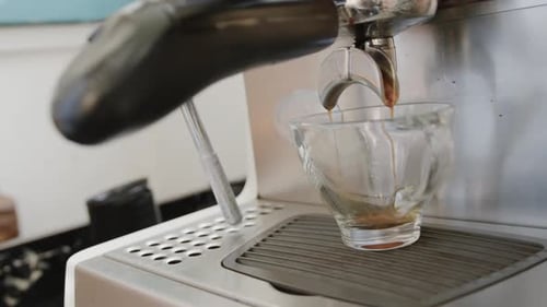 Nahaufnahme einer Kaffeemaschine mit Tasse Kaffee im Café, Zeitlupe