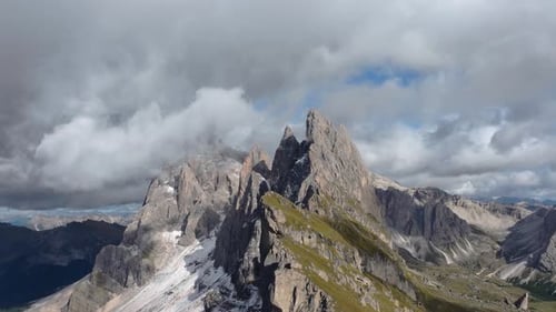 Une séquence aérienne cinématographique époustouflante de Seceda dans les Dolomites - Italy\_11