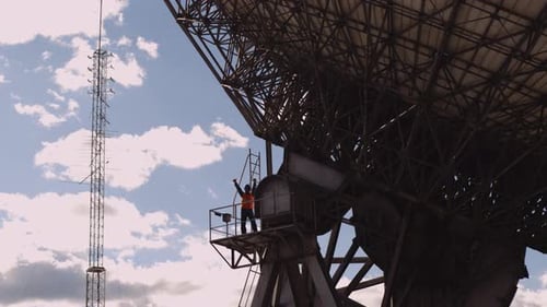 Travailleur sur une grande antenne de communication