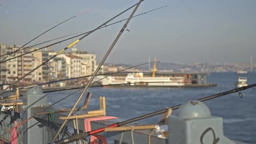 Pescadores pescando no Bósforo, Ponte Galata, com vista para o mar