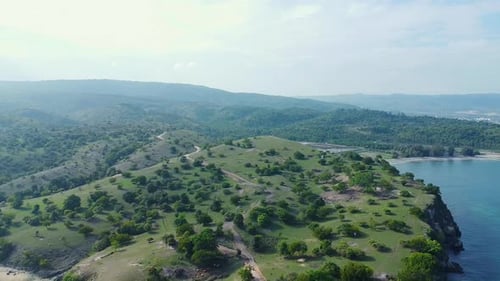 Vista aérea de hermosas montañas de la costa
