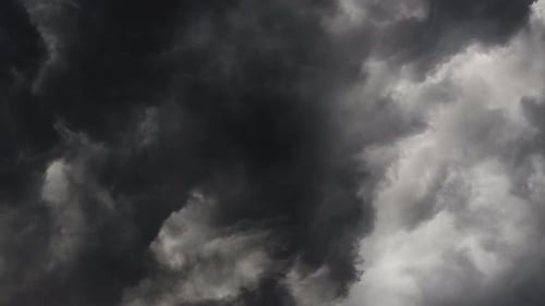 Nubes de lluvia oscuras y ominosas 4k