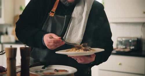 El hombre, las manos y los platos de comida con los ingredientes en la cocina para la presentación del plato