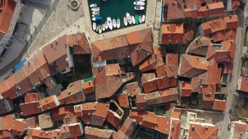 Luftaufnahme der roten Dächer der Altstadt von Cres an der Küste Kroatiens.