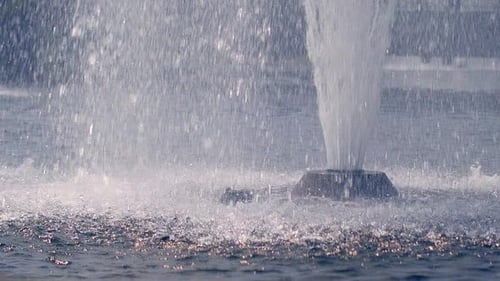 Fountain Splash. Gotas de água espirrando na superfície da água em.
Água