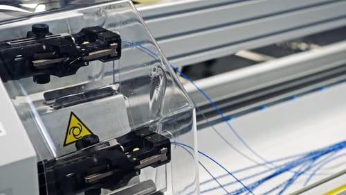 Primer plano de la máquina trenzadora de cuerdas y el cordel azul