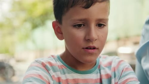 Niño asombrado mirando hacia abajo en cámara lenta