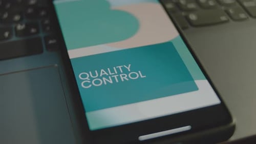 Inscription du contrôle qualité sur l'écran du smartphone, présentation graphique avec fond abstrait