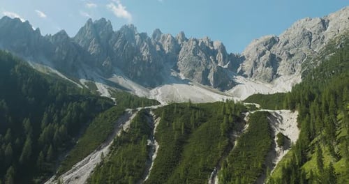 Vista aérea de Croda dei Baranci en la cordillera de los Dolomitas, Tirol del Sur, Italia.