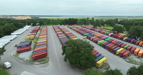 Blick von oben auf den Frachtcontainer-Industriehof mit vielen Frachtcontainern Konzept von