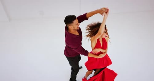 Bailarín de baile, pareja y salsa, entrenamiento para competir o actuar en un estudio de baile o clase