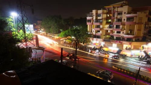 Un magnifique laps de temps en 4K de rue animée où les véhicules se déplacent à toute vitesse, provoquant des traînées lumineuses.