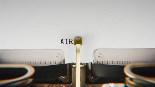 Alte mechanische Schreibmaschine tippt Luftverschmutzung in einer Nahaufnahme ein.