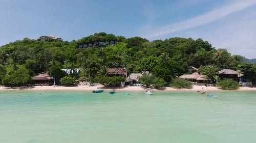Küstendorf mit türkisfarbenem Wasser und kleinen Booten Koh Tao Thailand