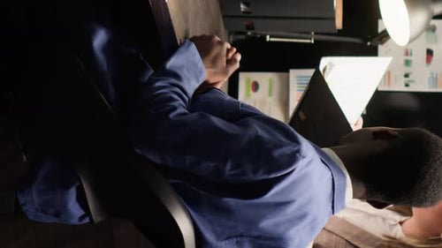 Vidéodétectives verticaux analysant les preuves