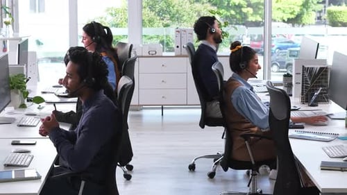 Callcenter, Diskussion und Leute mit Headset, Coworking und Hilfe bei der Fehlerbehebung auf der Website