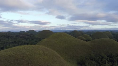 Survolez certaines des Chocolate Hills de Bohol, aux Philippines