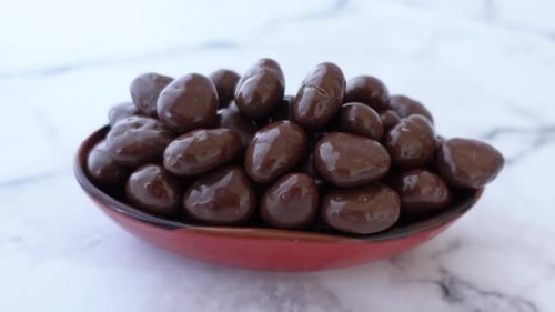 Pralinen in runder Form in blauer und brauner Farbe in einer Schüssel