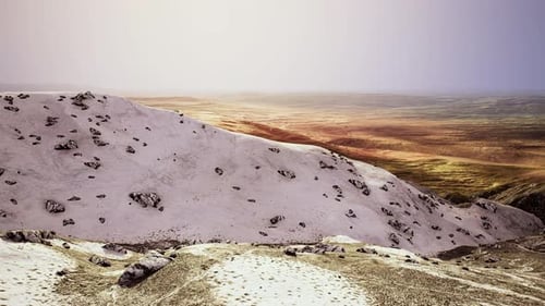 Vista de las montañas arenosas amarillas y oxidadas