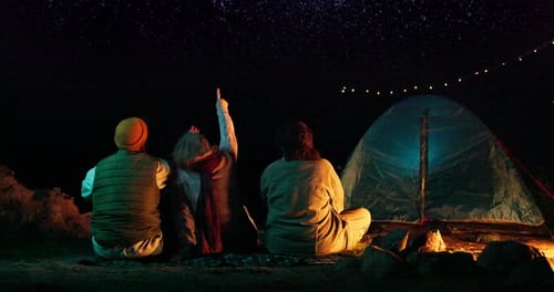 Des amis, une tente et un camping étoilé la nuit pour l'aventure, le plaisir des vacances et les activités de plein air
