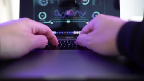 Titel: Professionelles Arbeiten am Laptop — Tastatur in Nahaufnahme