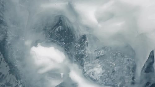Eis-Hintergrund. Frostige Oberfläche. Wasser, das unter Eis fließt. Eismuster im Winter