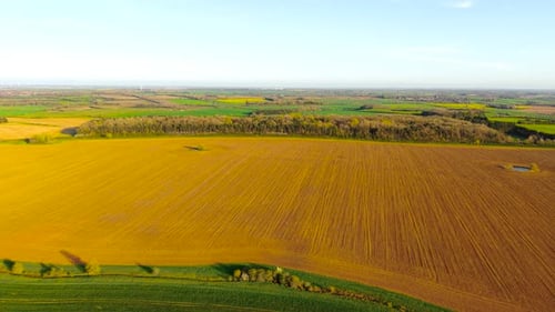 Gepflügtes Feld, das weite Ackerland mit frischem Boden bedeckt, der für den Anbau landwirtschaftlicher Flächen vorbereitet ist