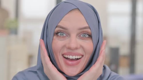 Gros plan du visage d'une femme arabe surprise