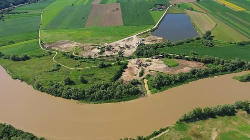 Luftaufnahme der Ausbeutung von Flusssand und Kies, Grube, Steinbruch, Ballast, ökologische Auswirkungen auf die Umwelt